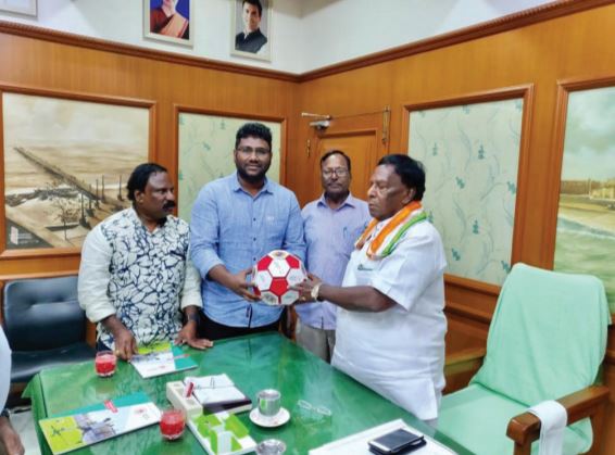 Hon’ble Chief Minister of Puducherry, Mr. V. Narayanasamy, hands over the Special Olympics Football to Mr. Cilvin Jayakumar, Evoke Media.